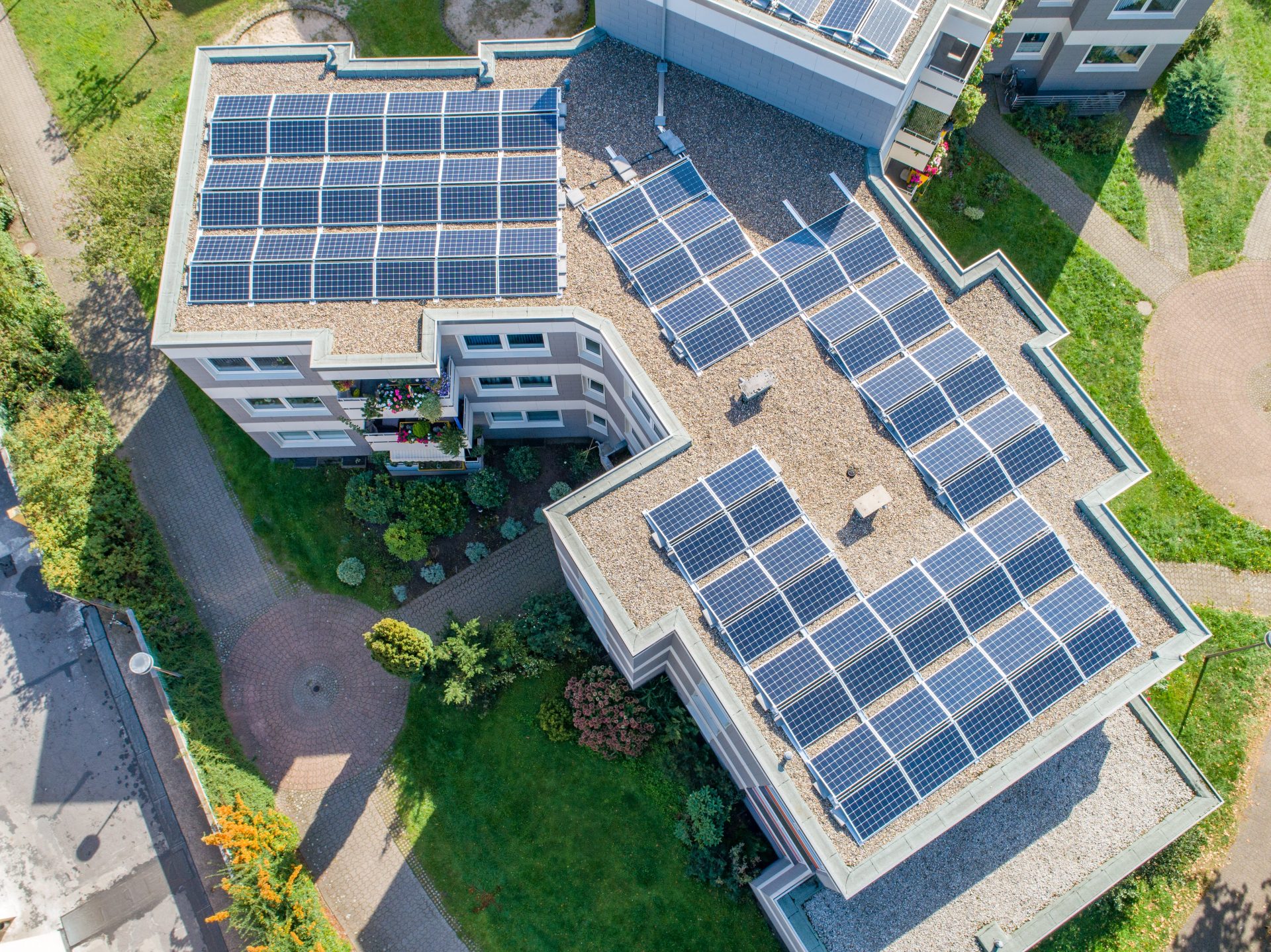 Paneles solares en el tejado de un bloque de apartamentos, tomada desde el aire.